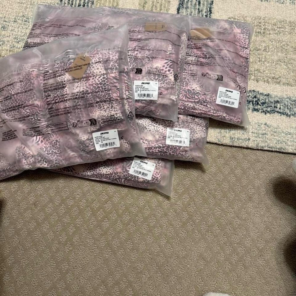 SKIMS Extra Cozy PJ Set / NWT / Multiple Sizes Available - Picture 8 of 8